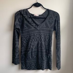 ✨BLACK AND GREY PATTERNED LONG SLEEVE SHIRT W/HOOD SIZE M